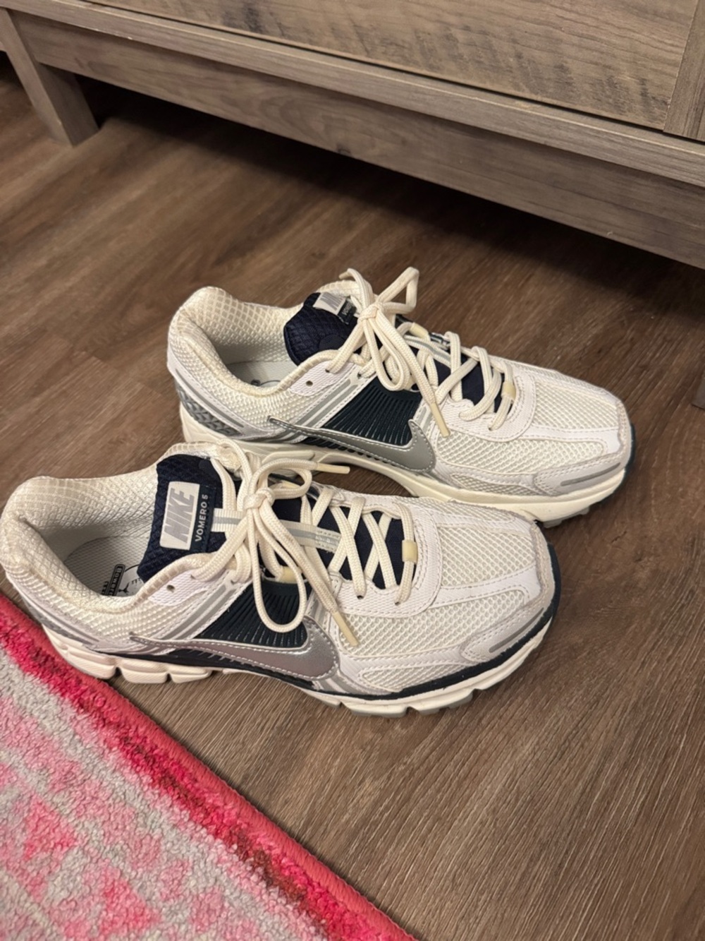 Nike women’s vomero 5 navy 8.5